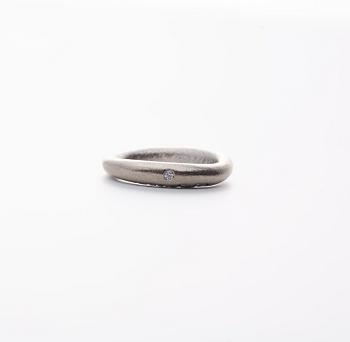 RING, Ole Lynggaard, "Love" nr 3. 18 k vitguld, 0,015 ct. Vikt ca 6 g.