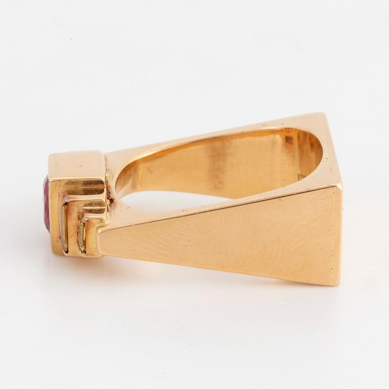 RING, 18K guld och rubin och gula baguetteslipade diamanter, Lindahl & Färnert Uppsala.