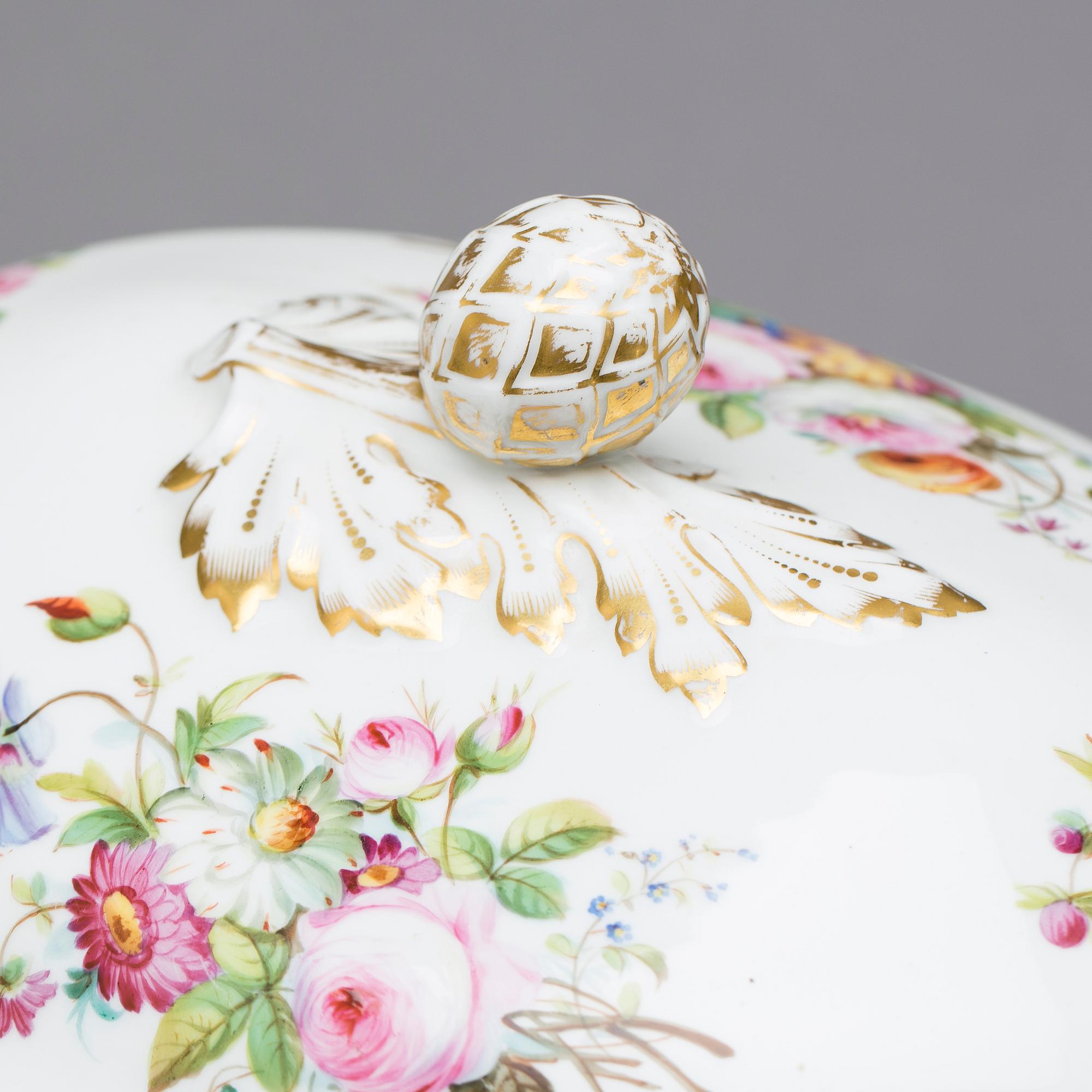 TERRIN med LOCK, porslin, 1900-tal.