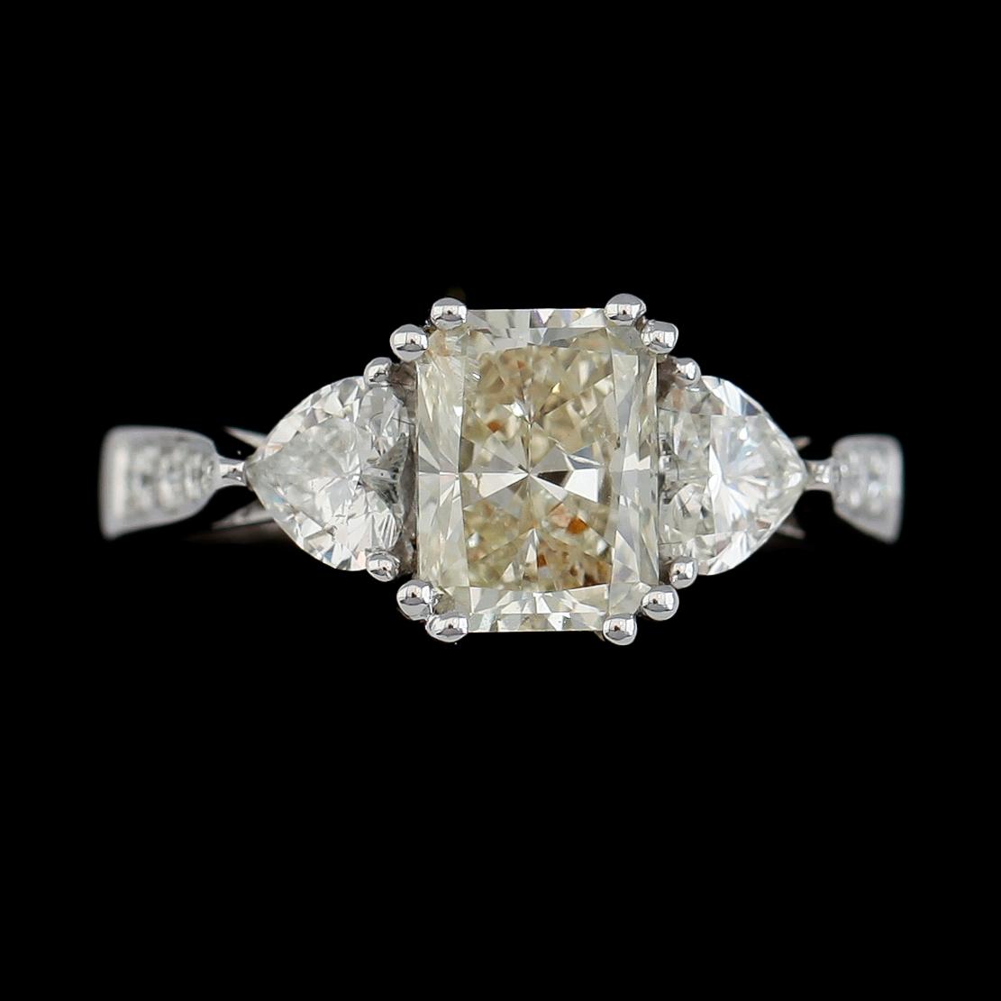 RING, 18K vitguld, radiant cut diamant 1.52 ct. Briljant- och hjärtslipade diamanter tot ca 0.67 ct.