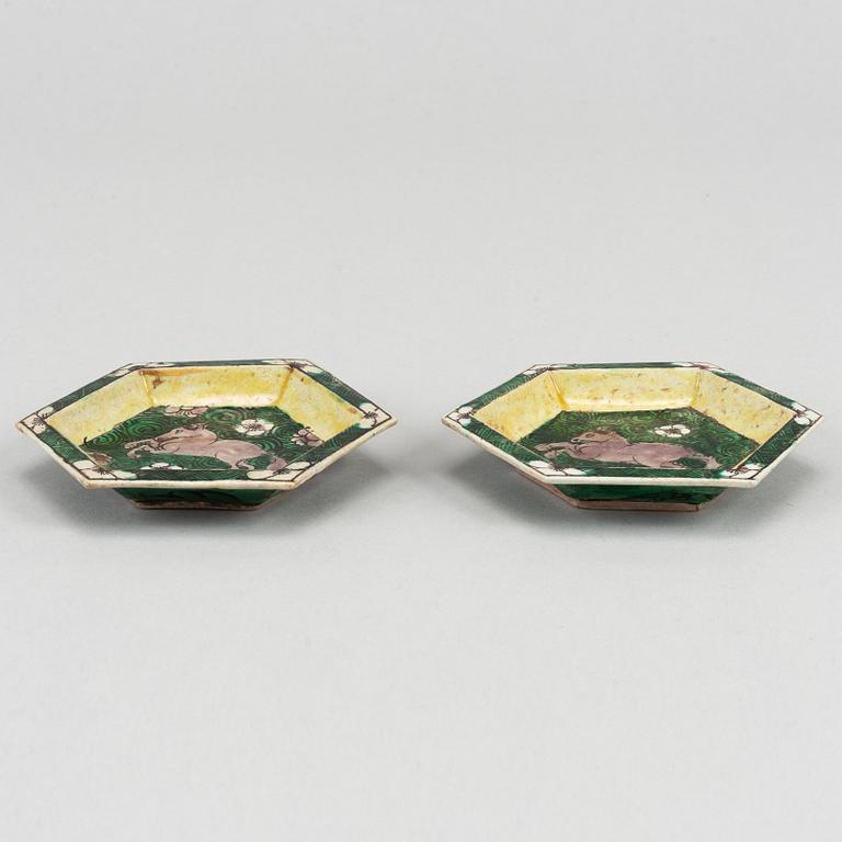 A pair of Kangxi cabaret dishes.