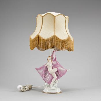 BORDSLAMPA. Porslin, 1900-talets första hälft/mitt.