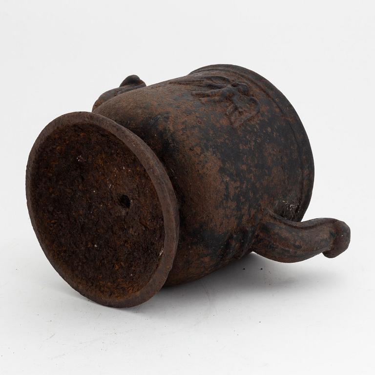 Carl Elmberg, a 'Gravurna N:1' cast iron urn, Näfveqvarns Bruk, first half of the 20th Century.