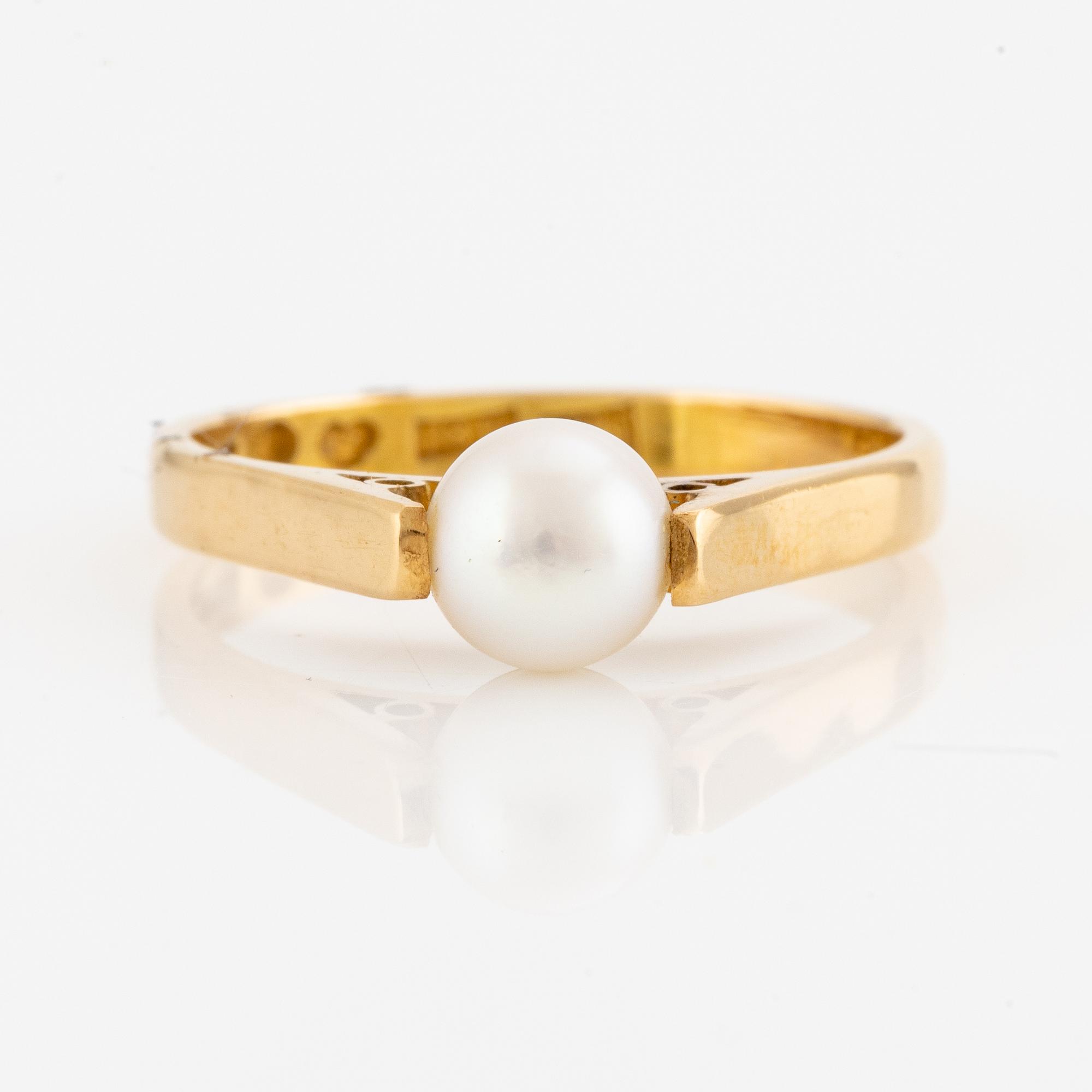 Ring, 18K gold with cultured pearl.
