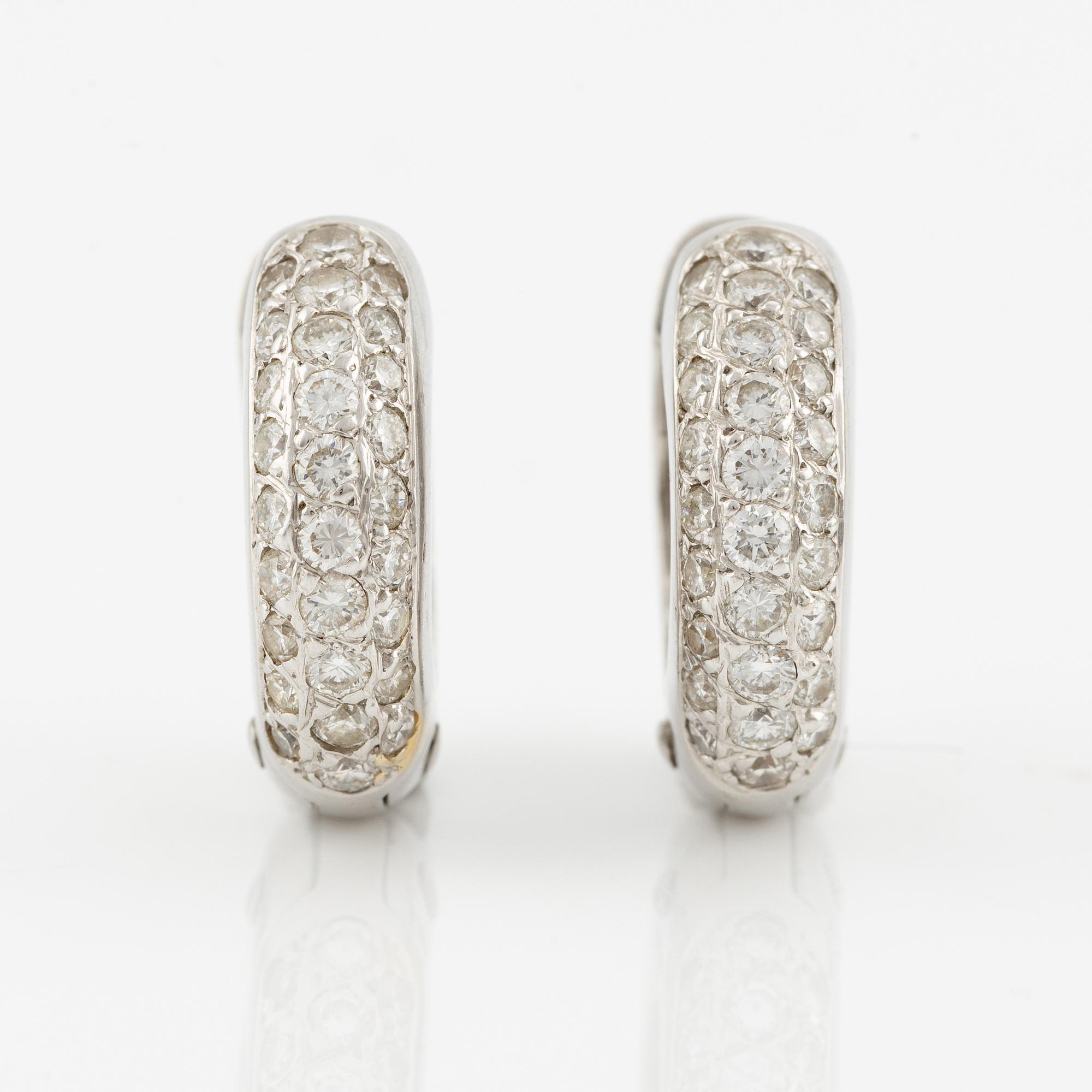 Ett par örhängen 18K vitguld med runda briljantslipade diamanter.