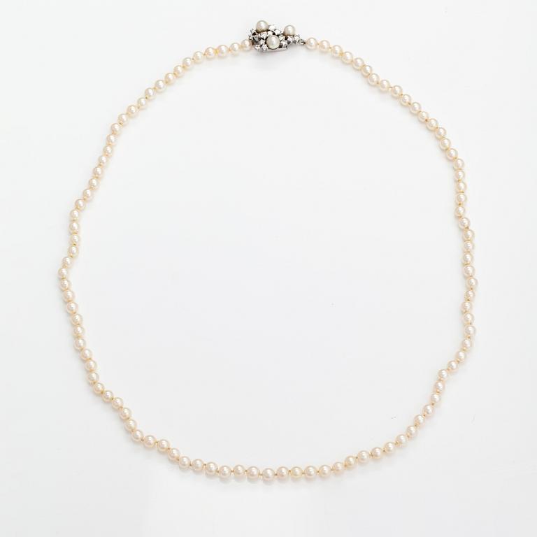 A Tillander, Helminauha, viljeltyjä akoyahelmiä, 18K valkokultaa, briljantteja n. 1.10 ct yht. Helsinki 1975.