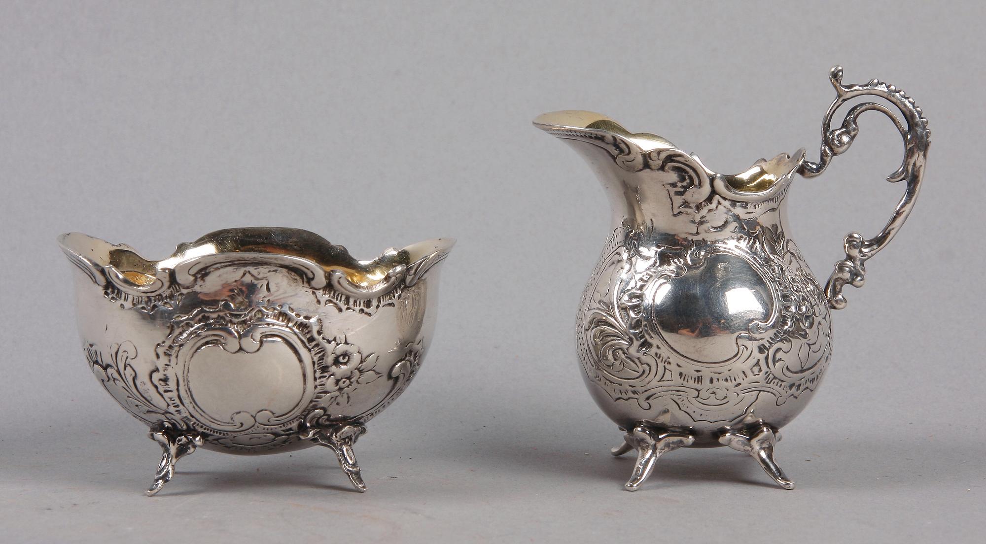 GRÄDDKANNA samt SOCKERSKÅL, silver, rokokostil, GEWE, Malmö, 1956 resp importstämplar. Ca 150 g.