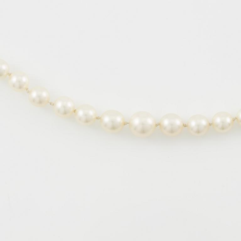 Necklace of cultured pearls with an old-cut diamond clasp in 18K gold.