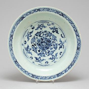 A blue and white serving dish, Ming dynasty (1368-1644).