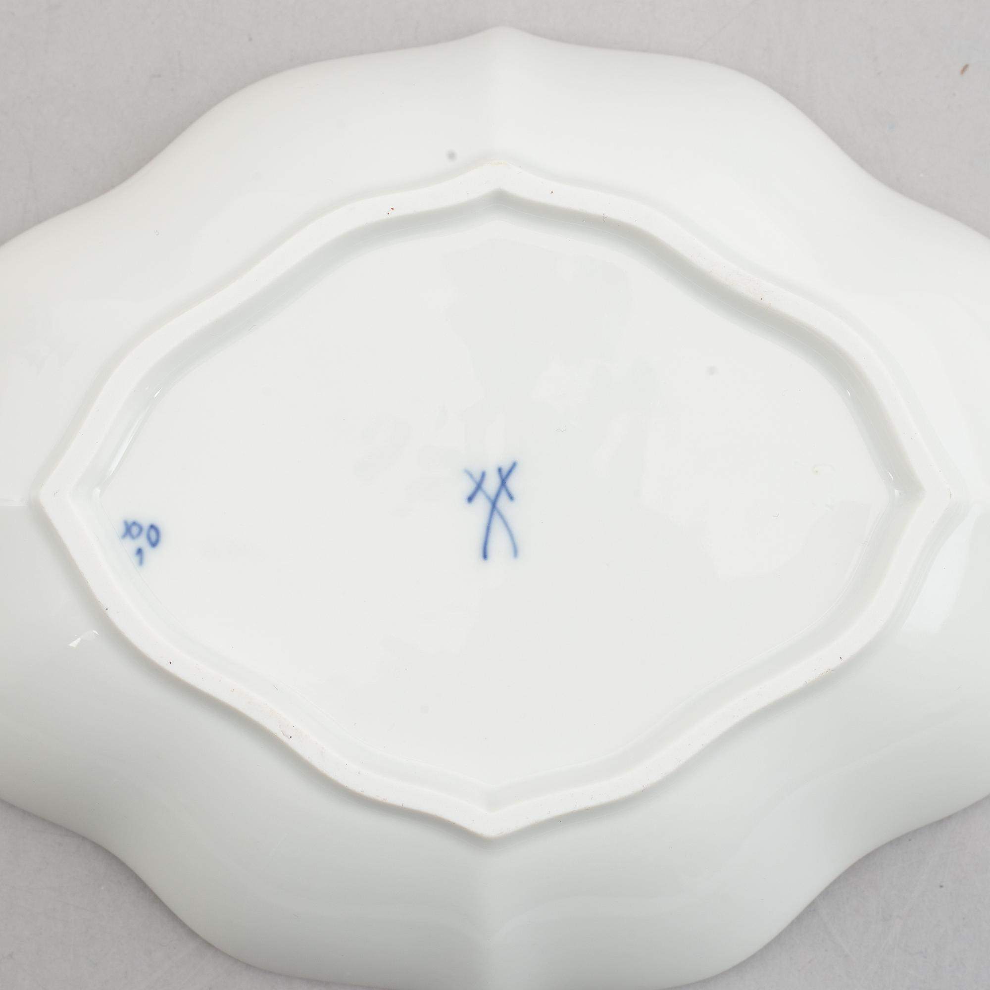 Five 'Zwiebelmuster' porcelain service pieces, Meissen, Germany.