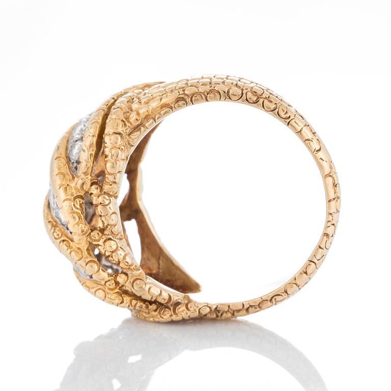 A Van Cleef et Arpels ring in 18K gold set with round brilliant-cut diamonds with a total weight of ca 1 ct.