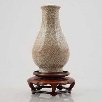 A ge-glazed vase, China, Qing dynasty/early 20th century.