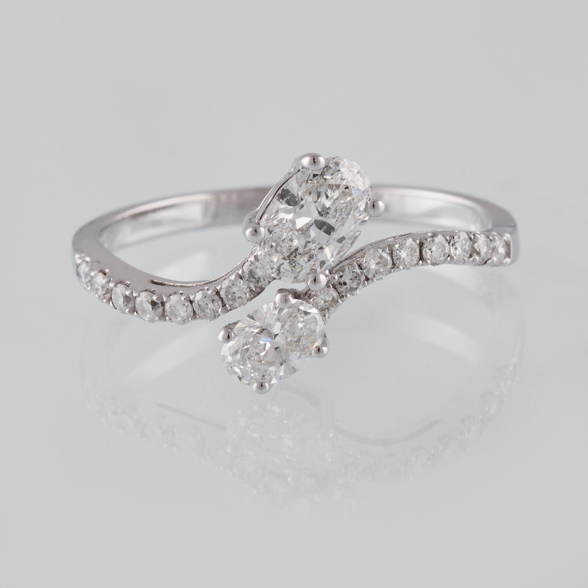 RING, 18K vitguld med 2 ovalslipade samt 16 briljantslipade diamanter ca 0.75 c. Vikt 2,0 gram.