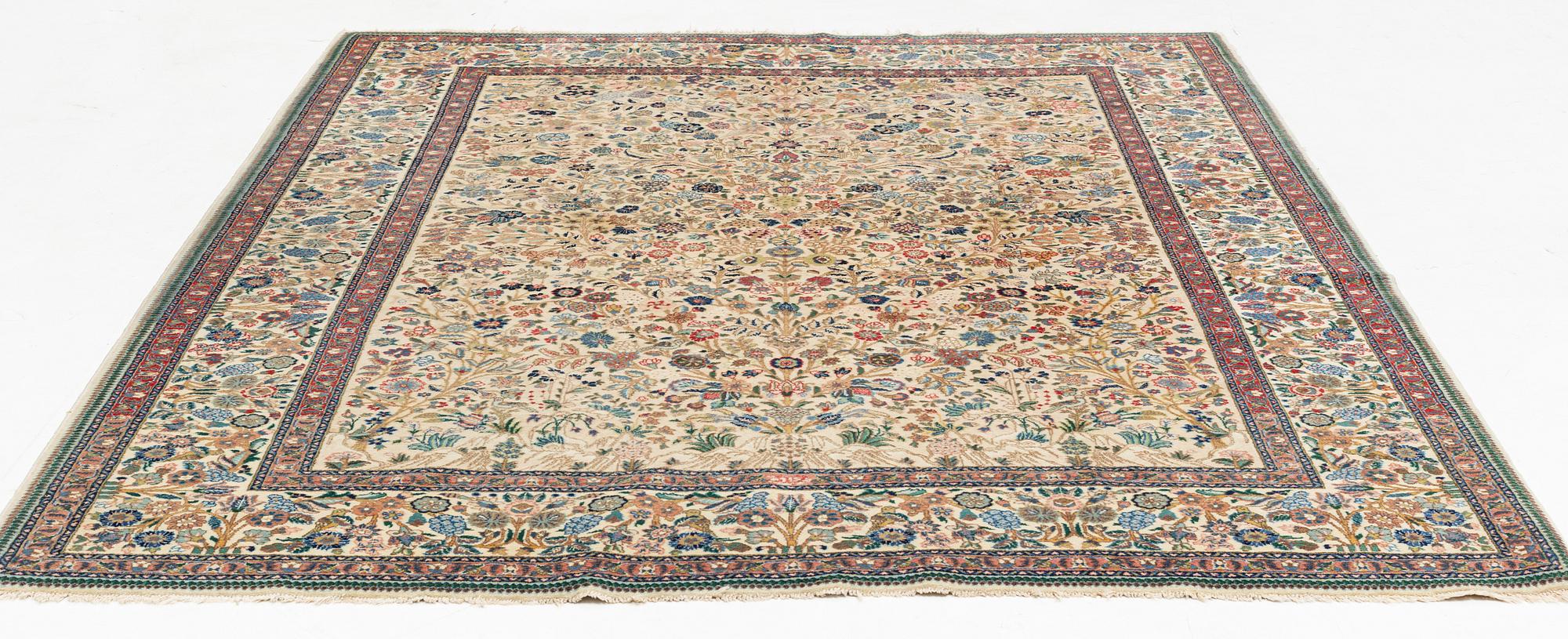 Carpet, Tabriz, 283 x 220 cm.