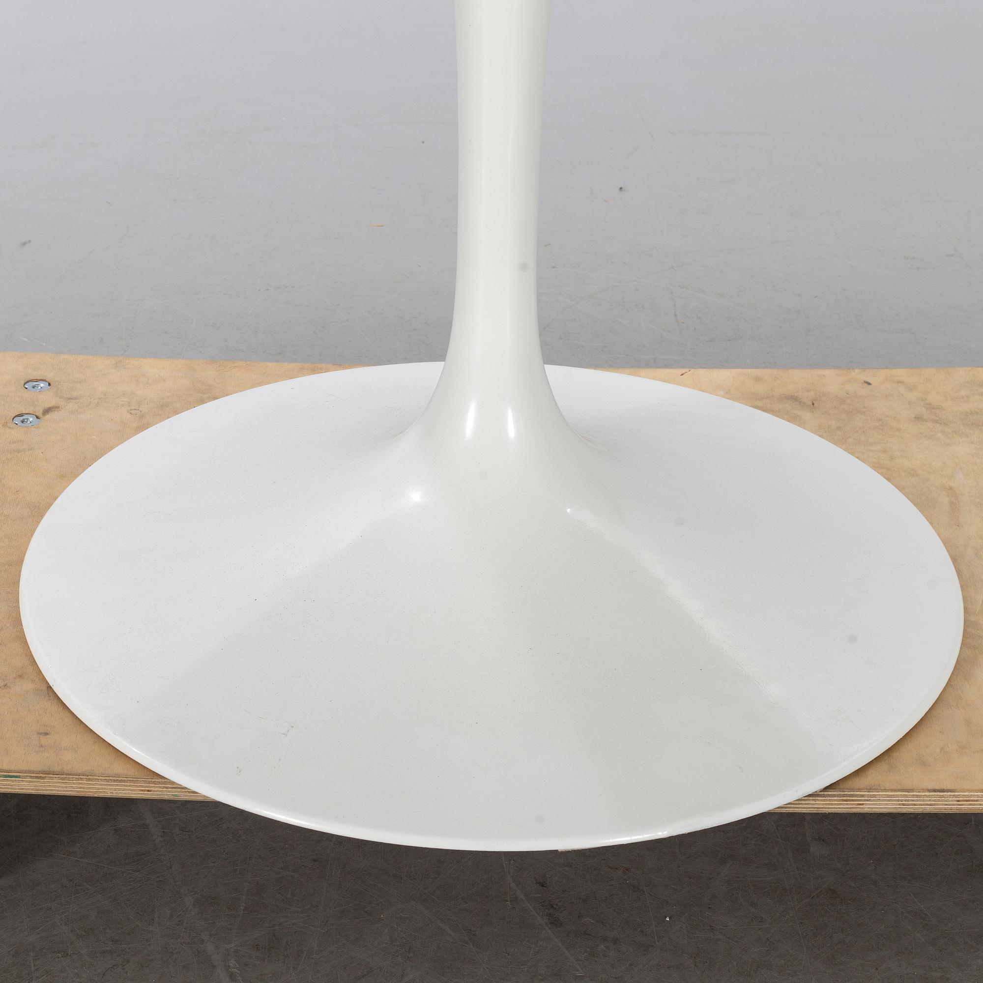 EERO SAARINEN, Table, "Tulip", Knoll international, second half of the 20th century.