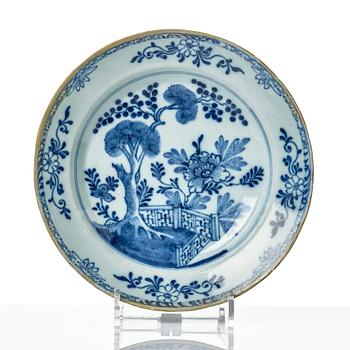 Tallrikar, tre stycken, fajans. Holland, 1700-tal.