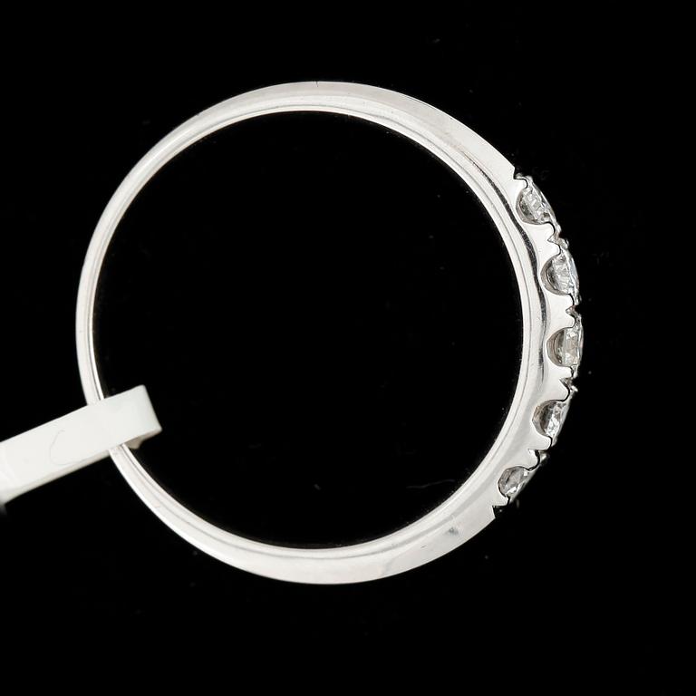 RING, 14k vitguld med briljantslipade diamanter tot ca0,45ct. Vikt ca4,1g.