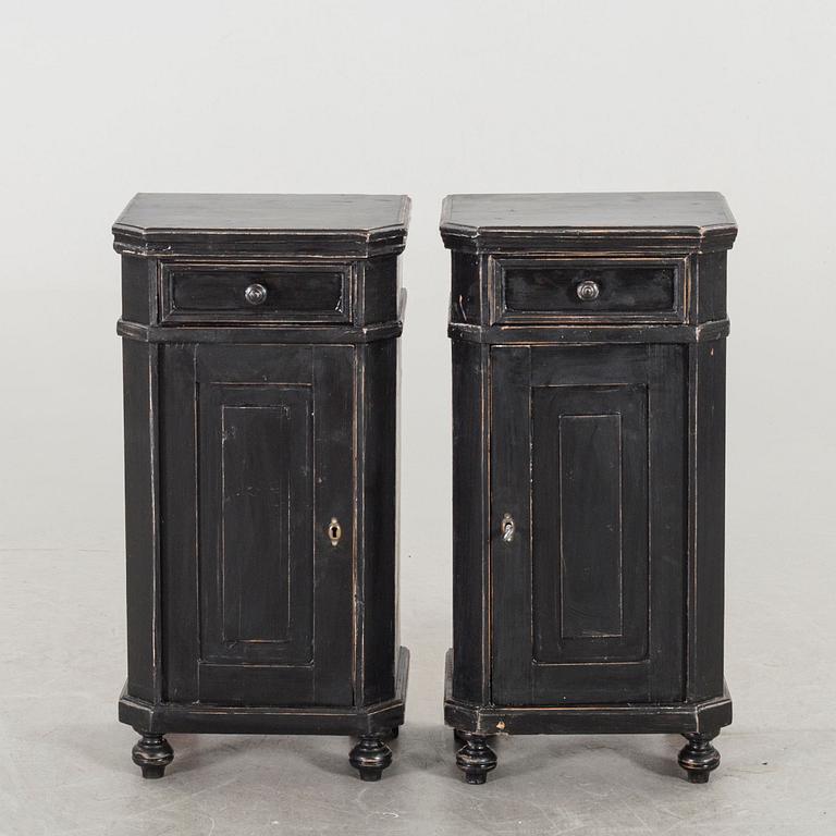 A PAIR OF NIGHT STANDS EARLY 20TH CENTURY.