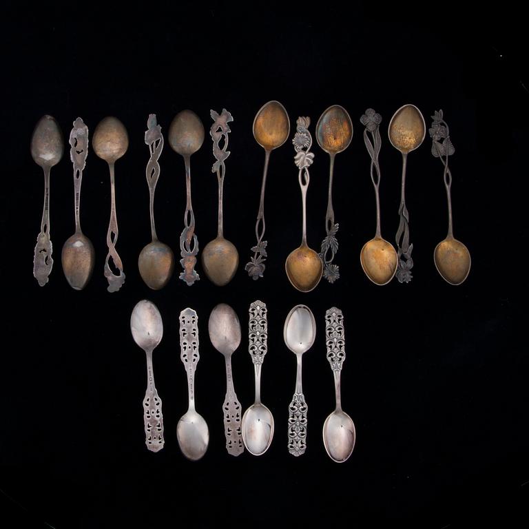 DESSERTSKEDAR, 7 st, KAFFESKEDAR, 18 st, KAKSPADAR, 3 st, silver. Finska och norska stämplar 1939-1983. Totalvikt 475 g.