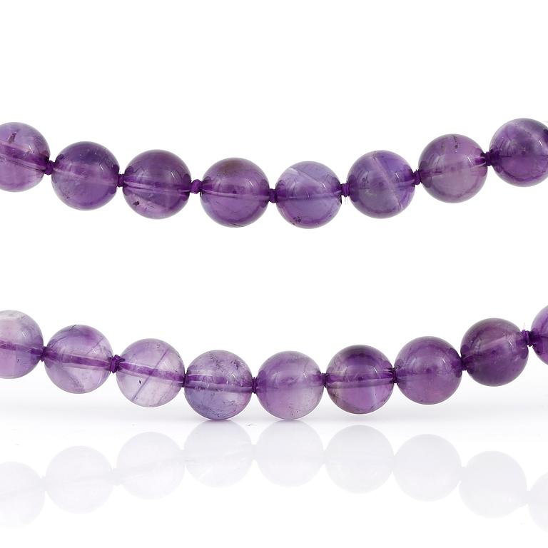 HALSBAND, med ametist kulor och fasetterade ametister.