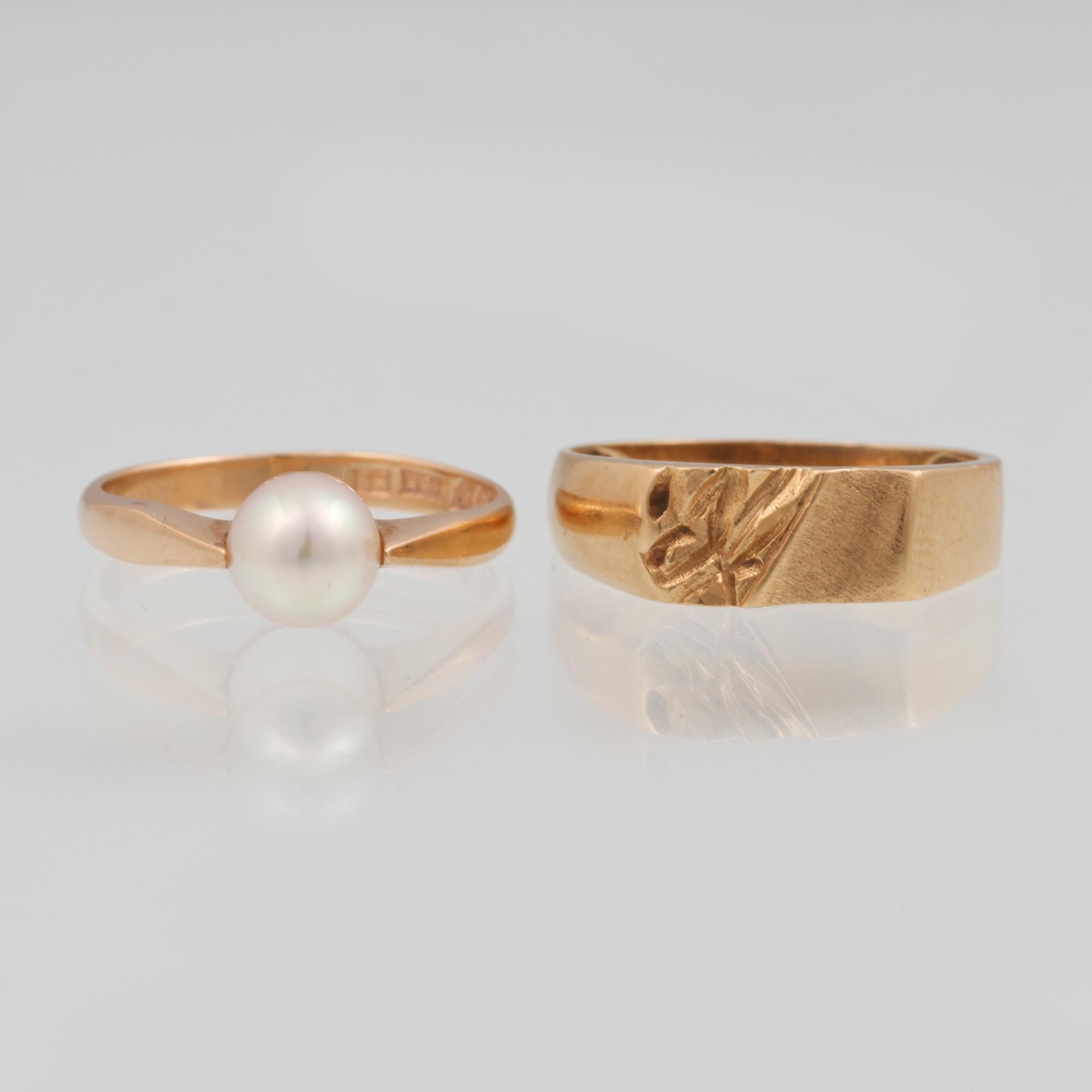 RINGAR, 2 st, 18K guld med odlad pärla, kattfotstämplade. Total vikt 6,2 gram.