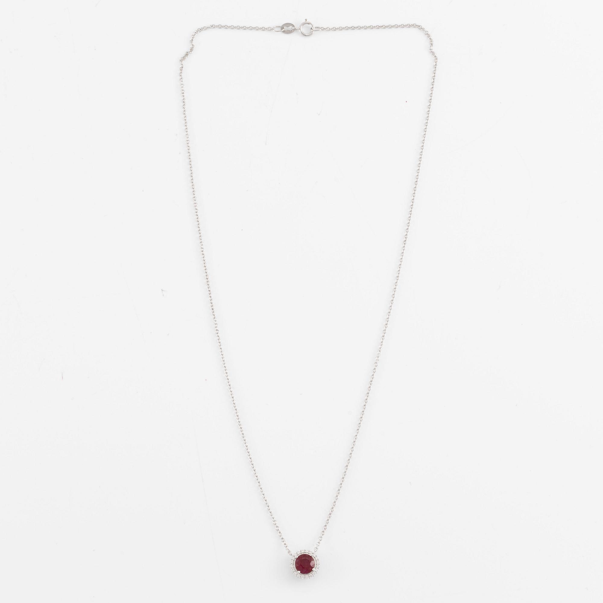 18K white gold necklace with ruby and brilliant-cut diamonds.