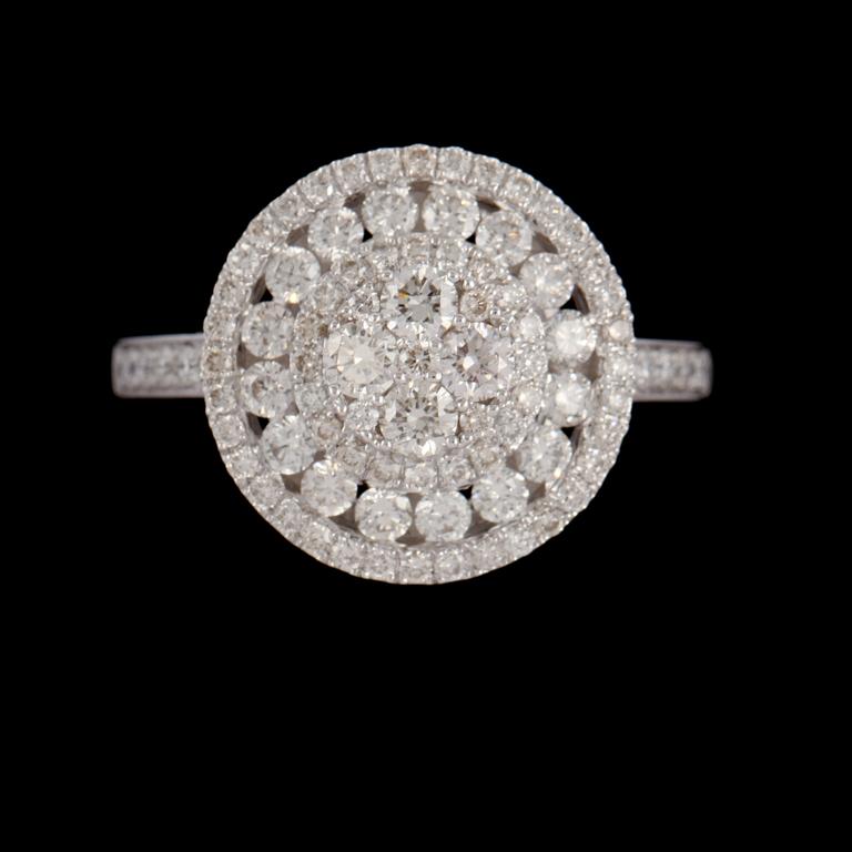 RING, 18k vitguld med 93 briljantslipade diamanter, totalt 1.36 ct. Vikt 5 g.