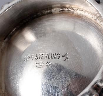 KAFFESERVIS, 3 delar, sterlingsilver, svenska importstämplar. 1900-talets första hälft. Total vikt ca 449 gram.