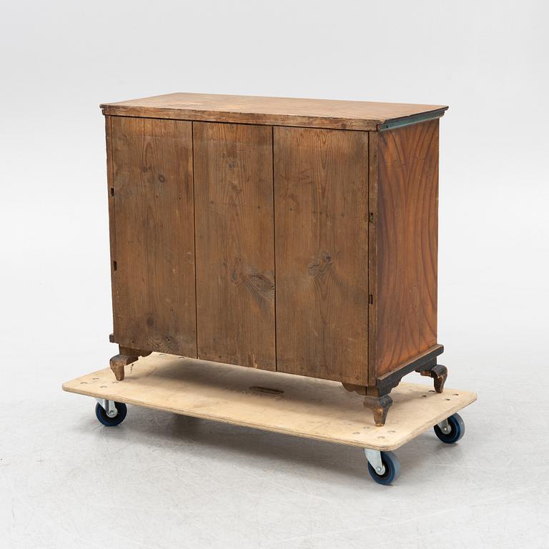 A late 19th century chest of drawers.
