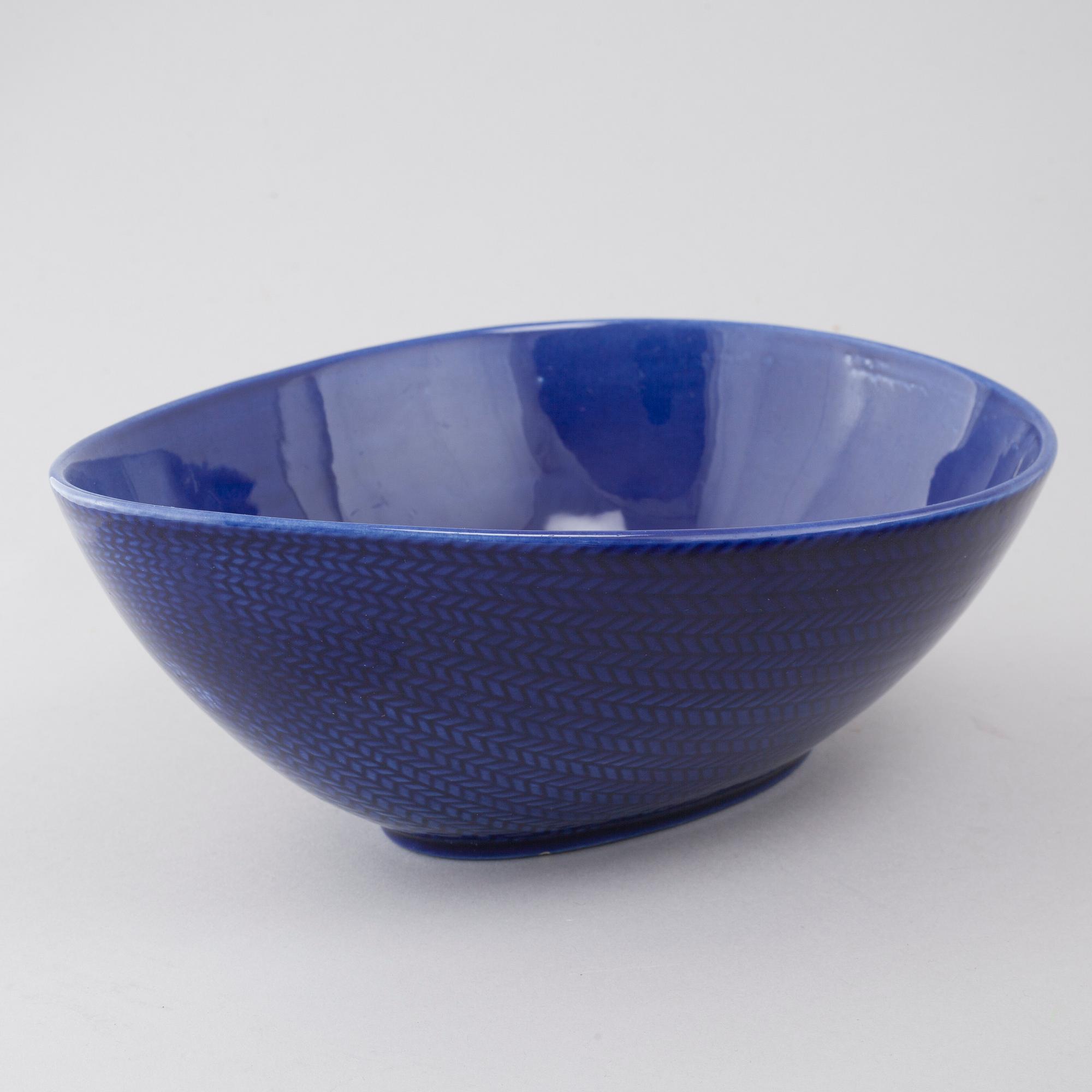 34 pieces of porcelain tableware by Hertha Bengtson for Rörstrand, model "Blå eld", second half of the 20th century.