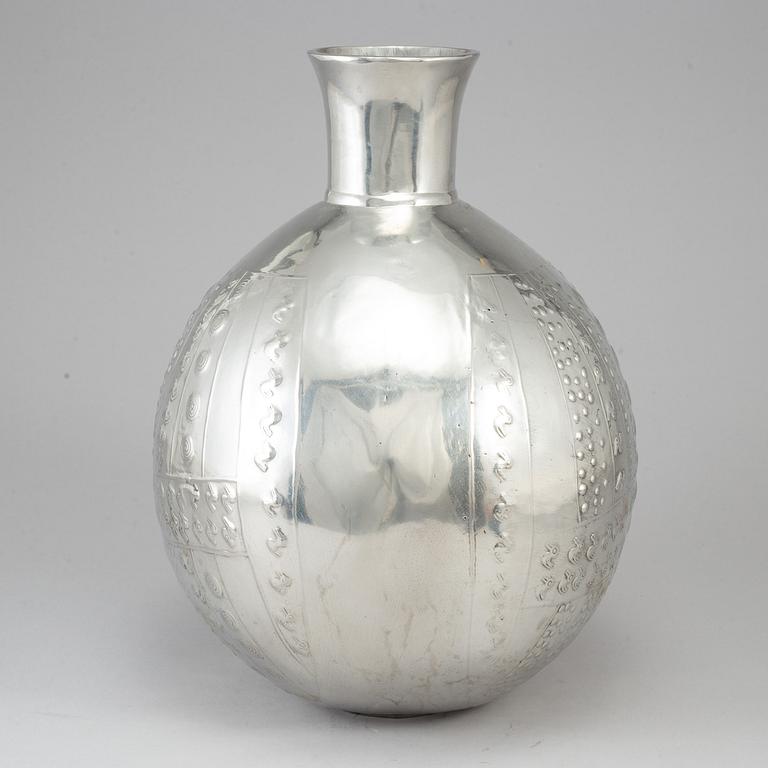 ESTRID ERICSON, a pewter vase, 'Peruanska Urnan', Firma Svenskt Tenn, Stockholm 2015.