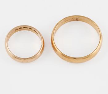 RINGAR, 2 stycken, 18K guld, kattfotstämplade. Vikt 9,3 gram.