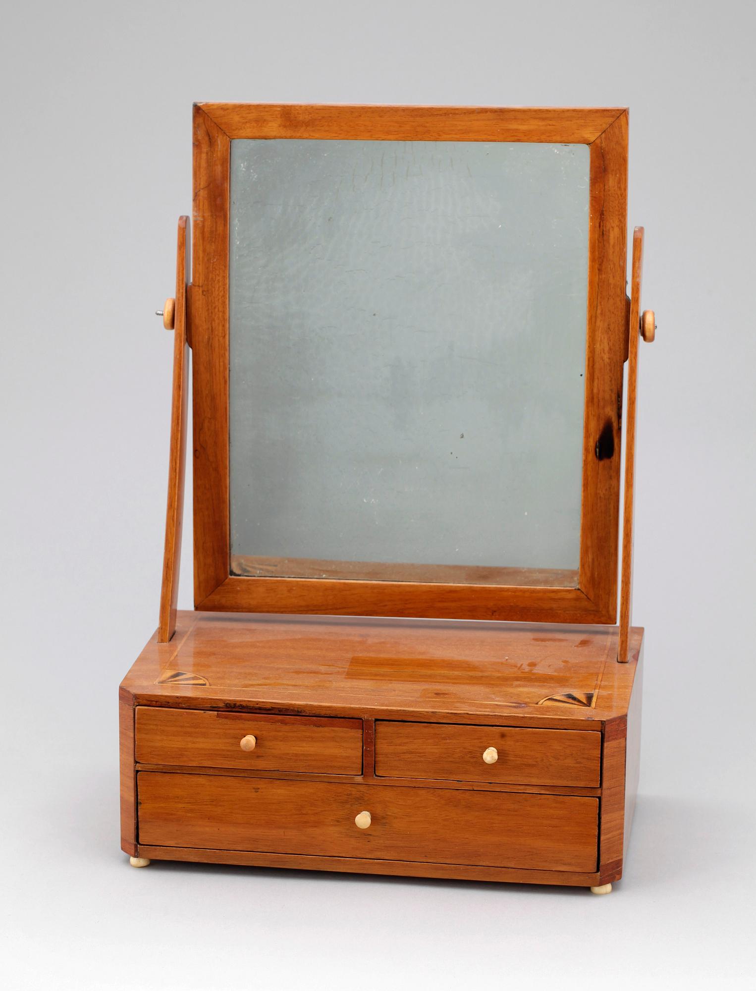 LÅDSPEGEL, empire, 1800-talets första hälft.