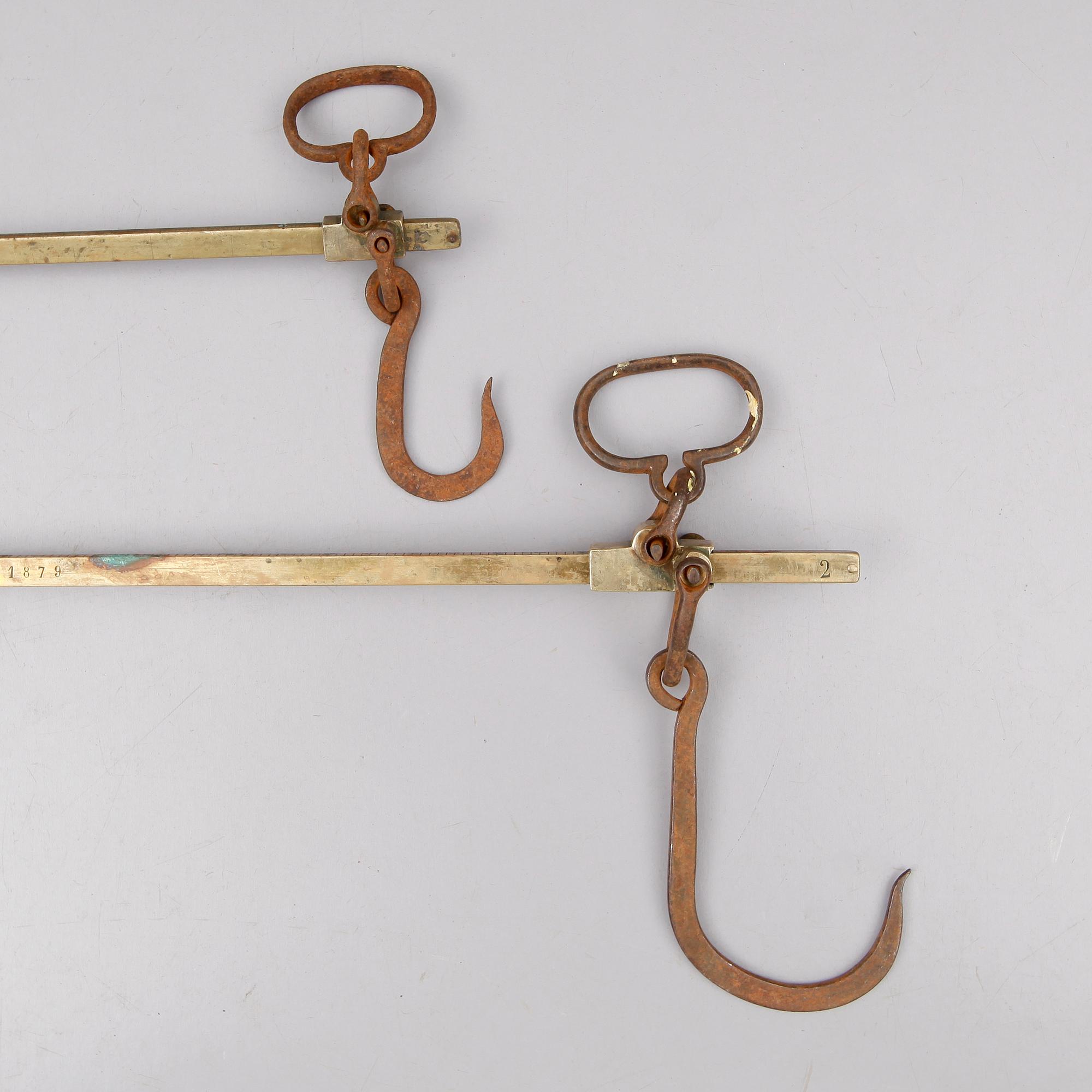 BESMAN, 2 st, mässing, 1862 och 1879.