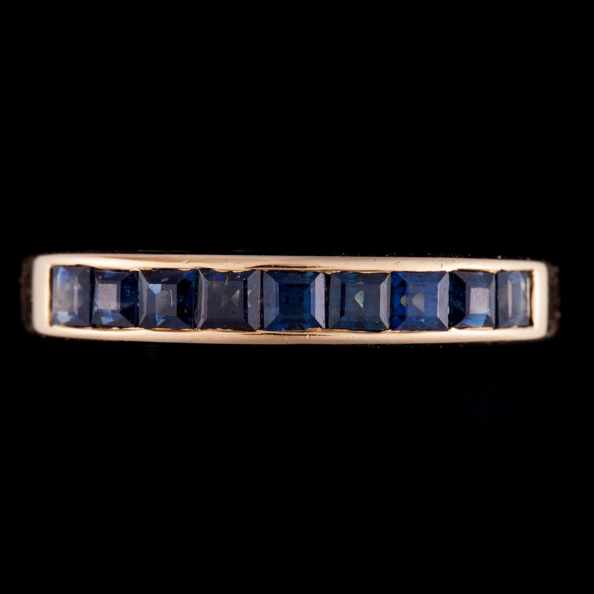 RING, 14K guld, carréslipade safirer. Vikt ca 2,2 g.