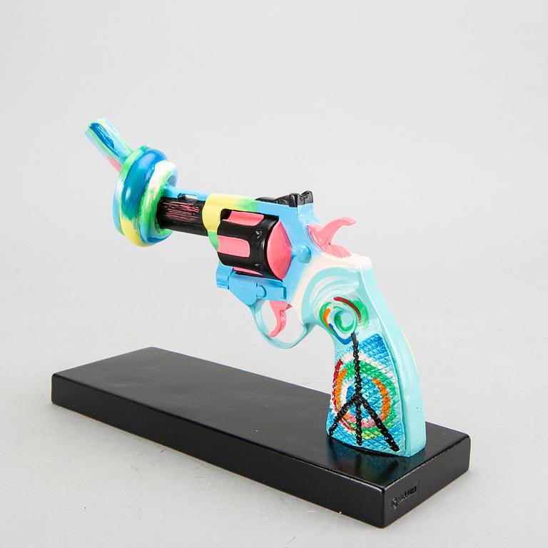 Carl Fredrik Reuterswärd,  Non-Violence Project Foundation skulptur 2012.
