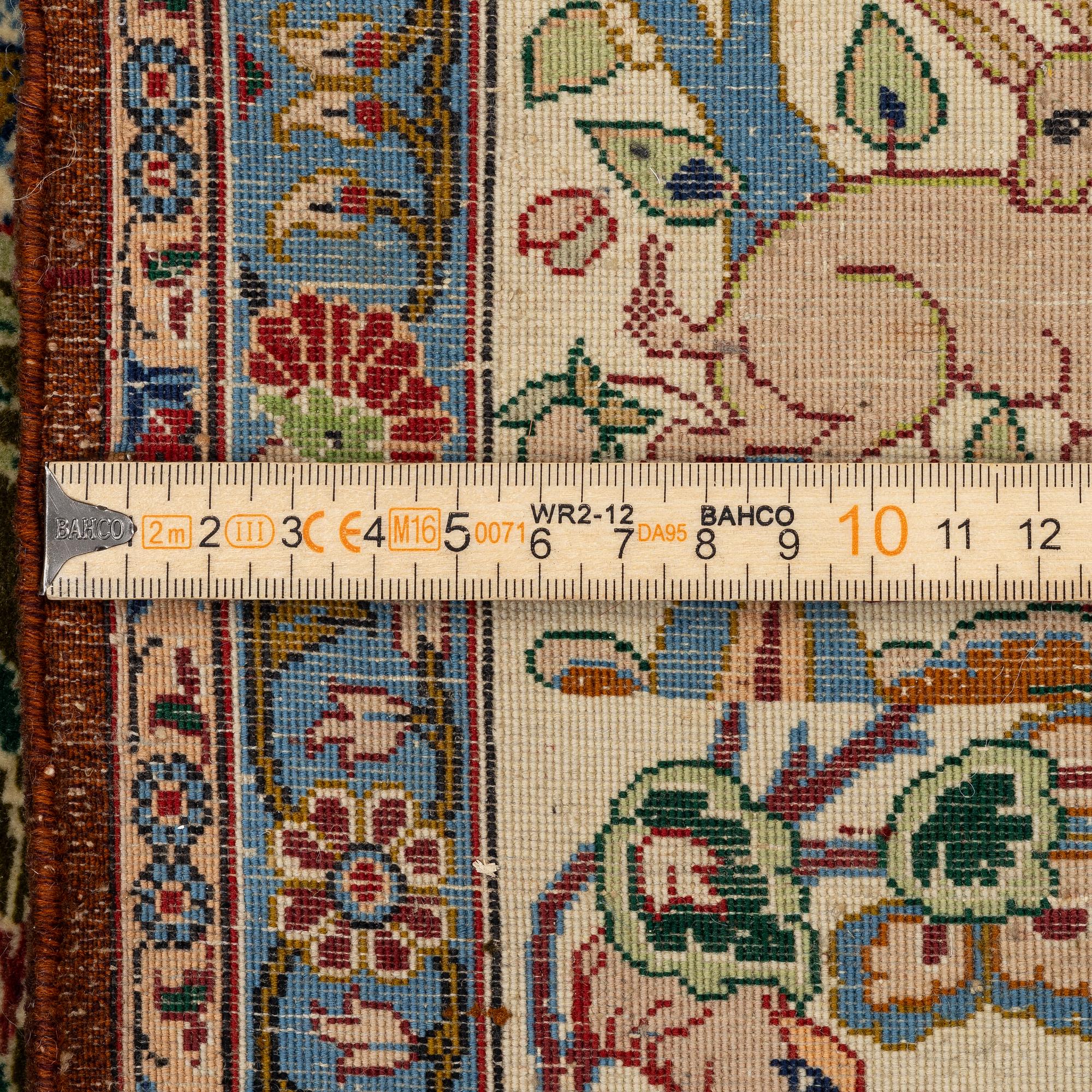 An Isfahan rug, Central Persia, c. 162 x 104 cm.