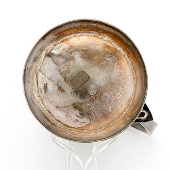 An English 18th century silver tankard mark of John King London 1778, weight 802 grams.