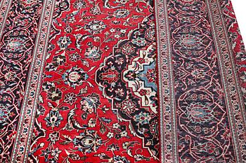 A Kashan carpet, c. 297 x 198 cm.