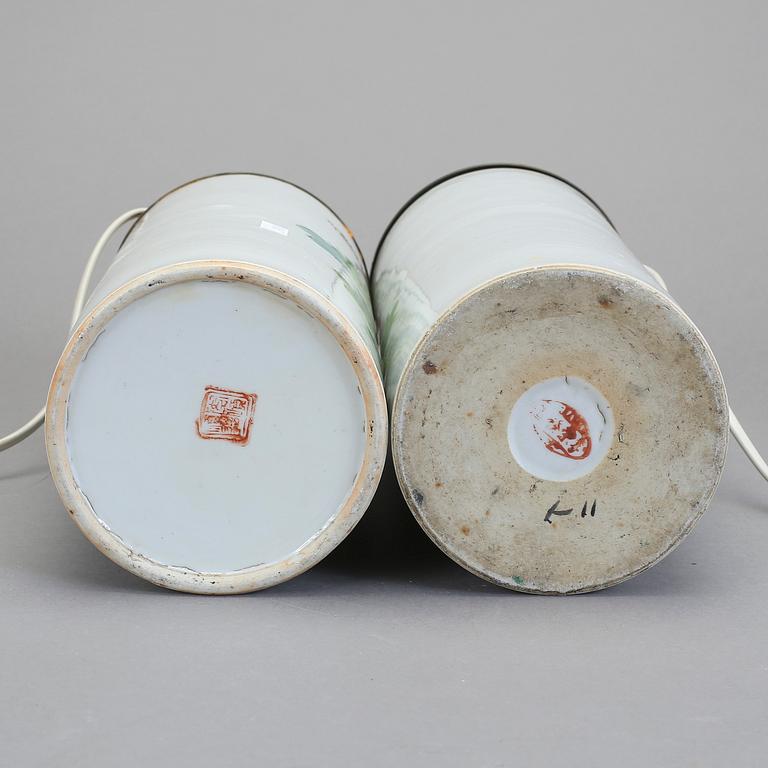 BORDSLAMPOR, ett par, porslin och mässing, Kina 1900-tal.