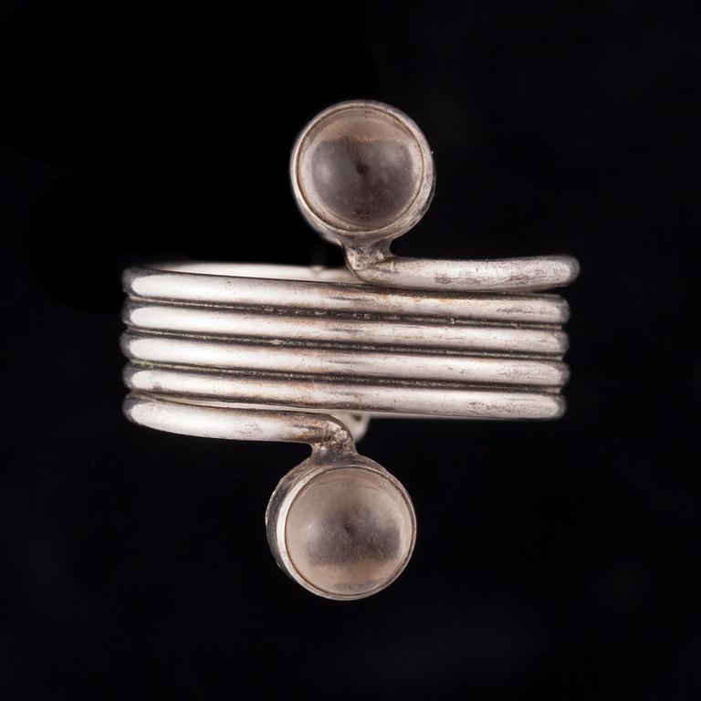 RING, silver, rökkvarts. Heikki Kaksonen, Kaunis Koru. Vikt ca 6,4 g.