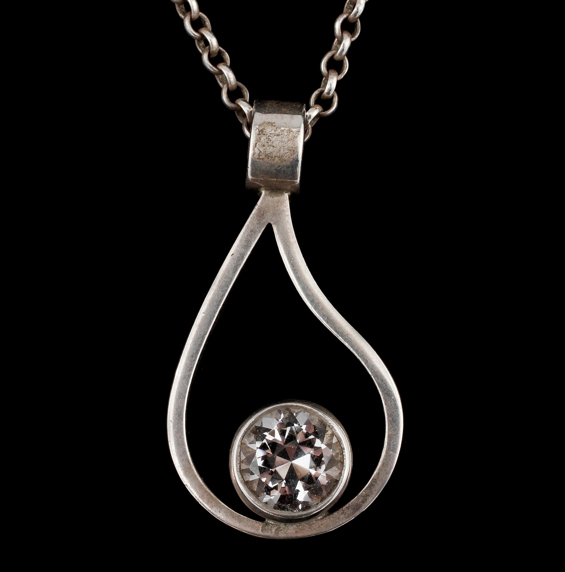 HÄNGE, sterlingsilver med fasettslipad bergskristall, Göran Kuhlin, Göteborg, 1900-tal. Total vikt 10 g.