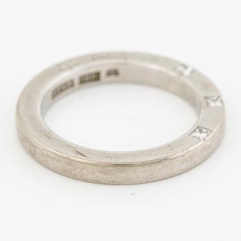 Efva Attling, ring, 'High & I love you on the side' 18K guld med prinsesslipade diamanter.