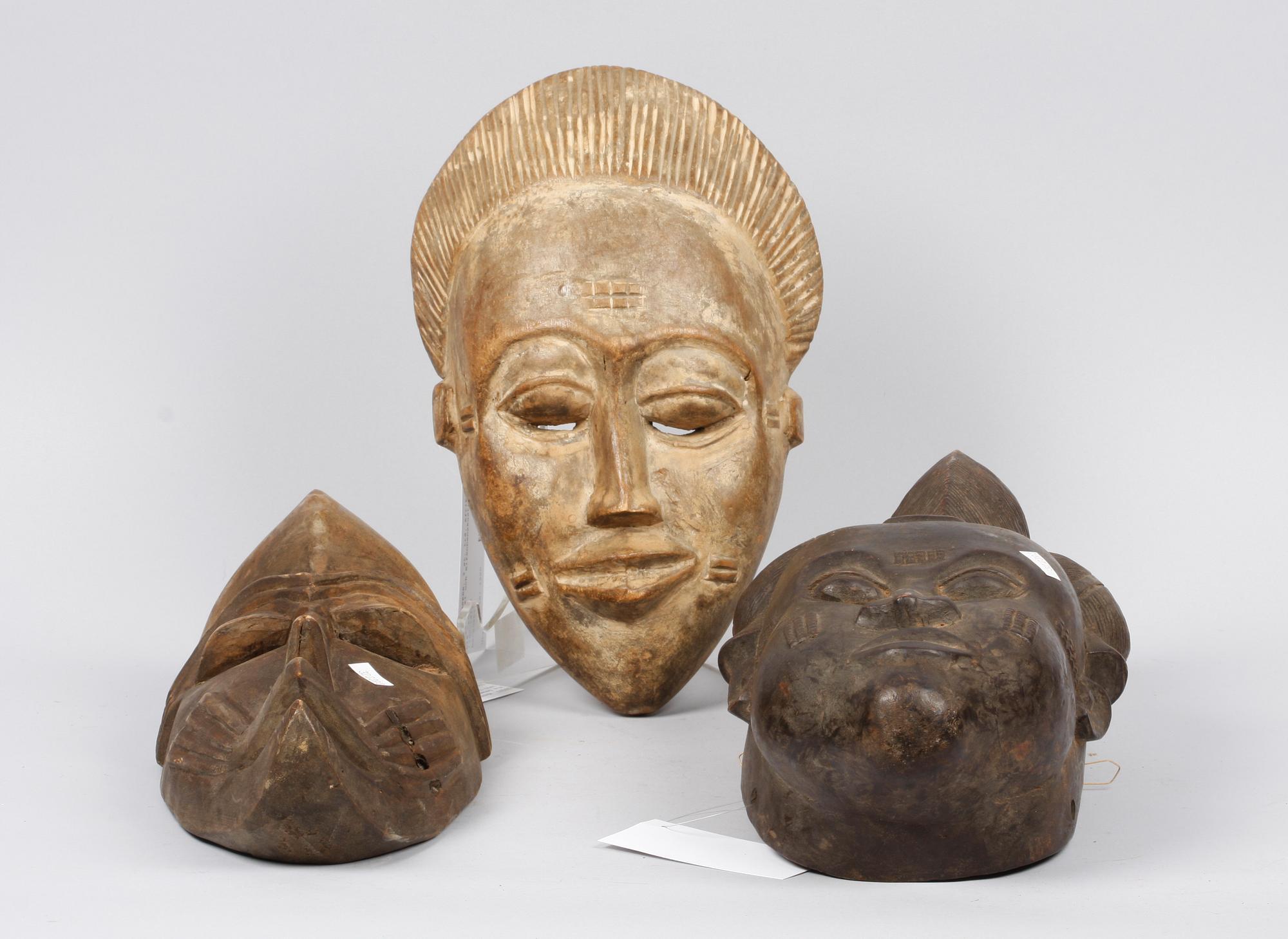 MASKER, 3 st, trä, Afrika, bla Senegal och Elfenbenskusten, 1900-tal.