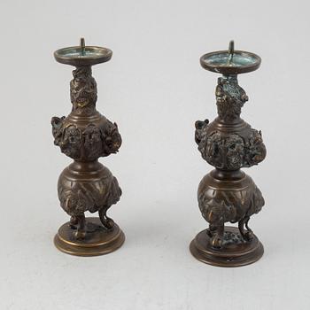 Ljusstakar/rökelsehållare, två stycken, brons. Japan, omkring 1900.