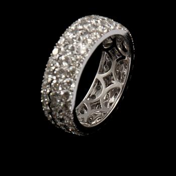 RING, 18k vitguld med 90 briljantslipade diamanter, totalt 3.26 ct. Vikt 5 g.