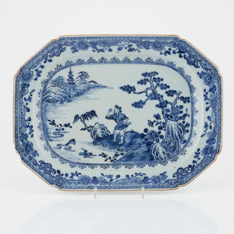 A Chinese blue and white porcelain charger, Qing Dynasty, Qianlong (1736-95).