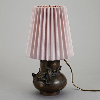 BORDSLAMPA OCH URNA, brons, Japan.