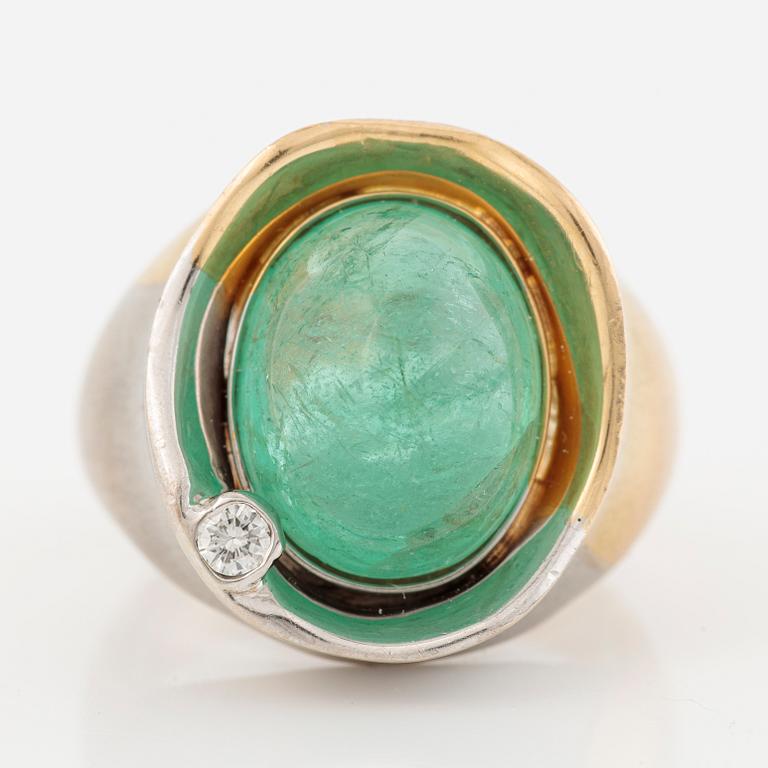 Ring in 18K gold and white gold with a cabochon-cut emerald and a brilliant-cut diamond.