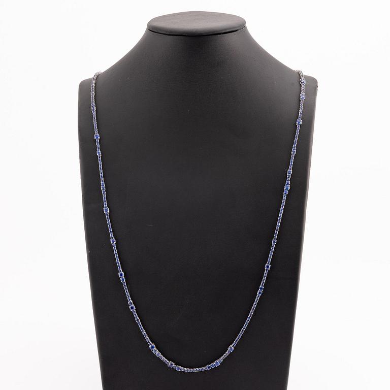 Collier 18K vitguld med fasettslipade safirer.
